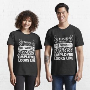 Illustration de deux personnes portant un t-shirt d'entreprise